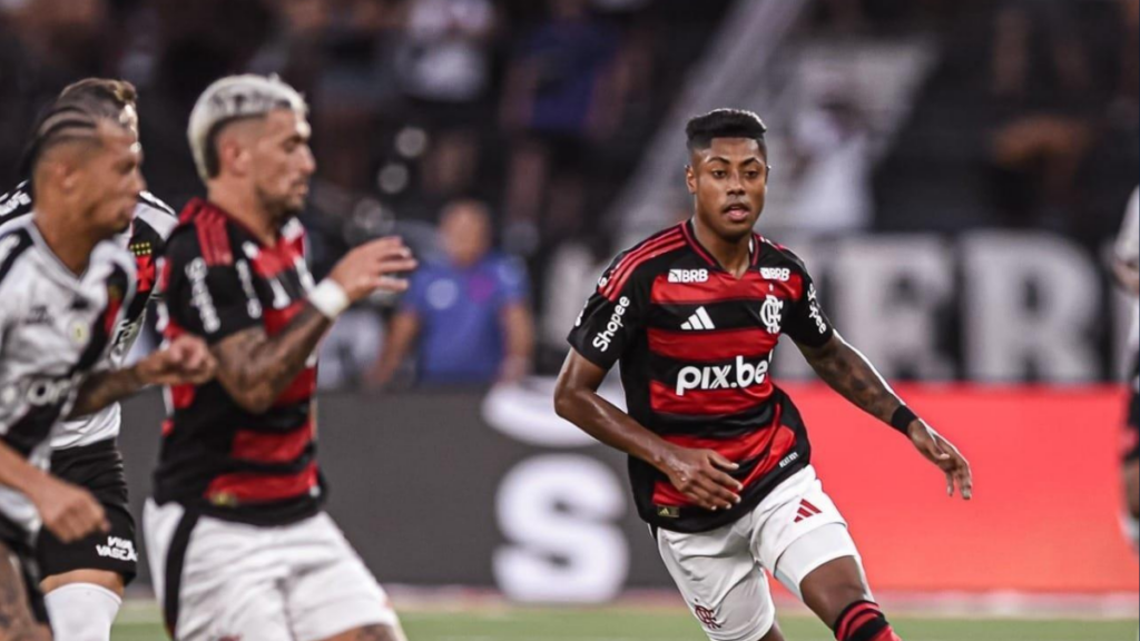 Bruno Henrique cruza e Pedro completa para o fundo da rede.