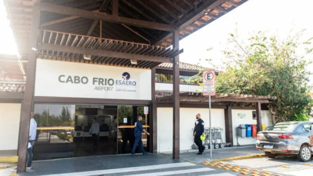 Programa Emprego Já divulga 24 vagas para atuação no Aeroporto Internacional de Cabo Frio. Interessados podem se cadastrar online ou pelo WhatsApp.
