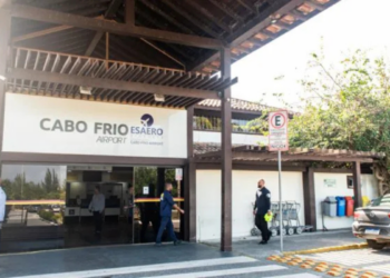 Programa Emprego Já divulga 24 vagas para atuação no Aeroporto Internacional de Cabo Frio. Interessados podem se cadastrar online ou pelo WhatsApp.