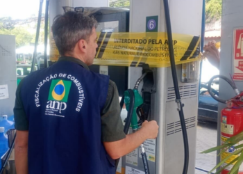 Operação conjunta interditou posto em São João de Meriti após suspeita de fraude eletrônica em bombas de combustível.
