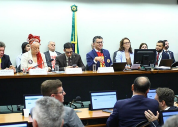 Proposta aprovada na Câmara reduz jornada para 40 horas semanais e altera modelo da escala 6x1.