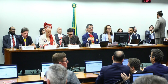 Proposta aprovada na Câmara reduz jornada para 40 horas semanais e altera modelo da escala 6x1.