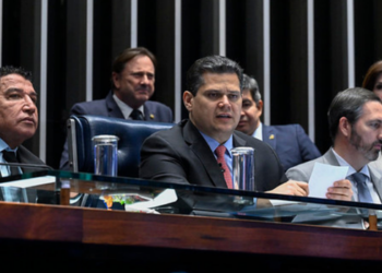 Davi Alcolumbre e Edson Fachin discutem regra para controlar supersalários e penduricalhos no Judiciário brasileiro.