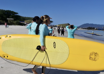 Cabo Frio inicia projeto de surf terapêutico para mulheres vítimas de violência. Ação une esporte, acolhimento emocional e fortalecimento da autoestima para assistidas pelo CEAM.