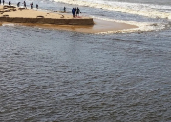 Prefeitura de Quissamã realiza limpeza e abertura da barra em Barra do Furado para prevenir alagamentos e facilitar navegação.