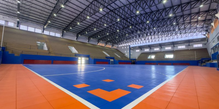 Cabo Frio promove clássico de showbol entre Brasil e Argentina para marcar a reabertura do Ginásio Alfredo Barreto. Evento reúne craques do futebol e arrecada alimentos.