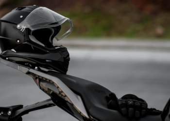 Acidentes com motos no Rio acontecem a cada 25 minutos. Dados acendem alerta sobre mobilidade urbana e saúde pública.