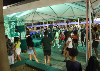 Festival de dança em Cabo Frio terá apresentações culturais e aulas gratuitas de zumba e charme na Praça Porto Rocha.
