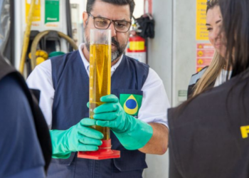Operação em Rio das Ostras fiscaliza postos de combustíveis para verificar qualidade dos produtos, aferição das bombas e proteção ao consumidor.