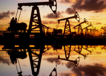 Petróleo registra forte queda no mercado internacional após falas de Donald Trump sobre negociações com o Irã.