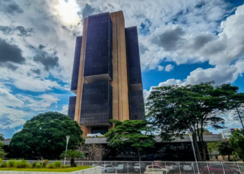 Banco Central informa que ainda há cerca de R$ 4,9 bilhões disponíveis no Sistema de Valores a Receber. Saiba como consultar e sacar o dinheiro esquecido.