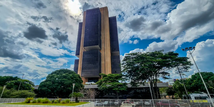 Banco Central informa que ainda há cerca de R$ 4,9 bilhões disponíveis no Sistema de Valores a Receber. Saiba como consultar e sacar o dinheiro esquecido.