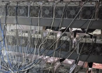 Operação no Complexo do Lins mira fraudes bancárias e encontra fazenda de criptomoedas