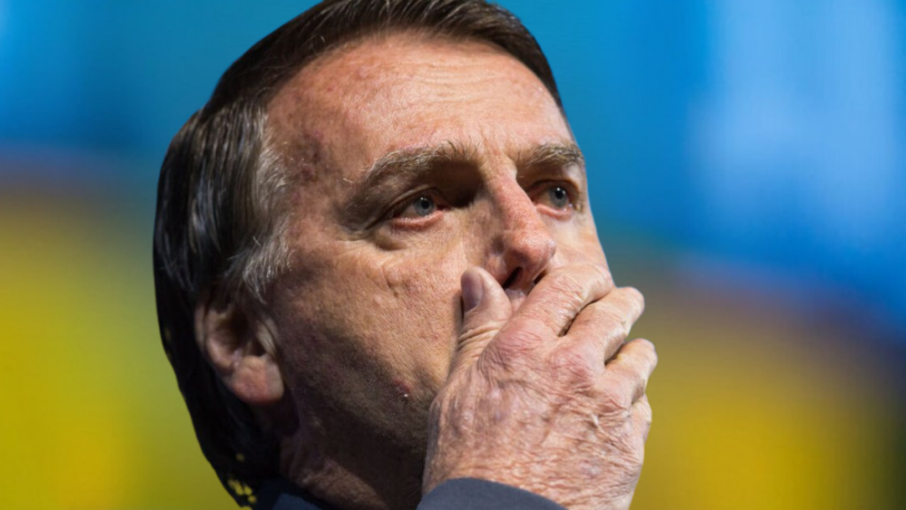 Jair Bolsonaro está estável após cirurgia no ombro em Brasília. Procedimento ocorreu sem complicações, segundo boletim médico.