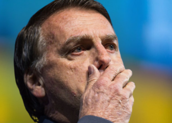 Jair Bolsonaro está estável após cirurgia no ombro em Brasília. Procedimento ocorreu sem complicações, segundo boletim médico.