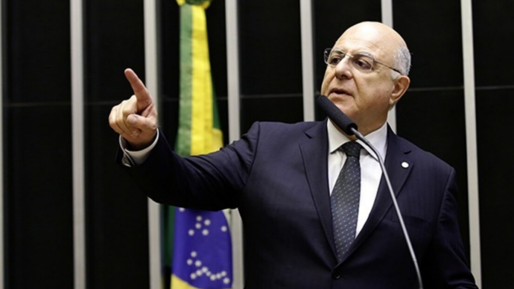 Projeto da Política Nacional de Minerais Críticos avança no Congresso e propõe maior agregação de valor, incentivo à tecnologia e mineração urbana no Brasil.
