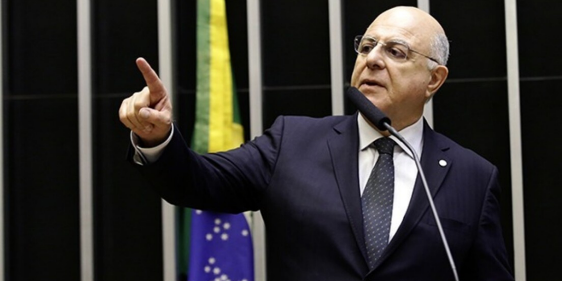Projeto da Política Nacional de Minerais Críticos avança no Congresso e propõe maior agregação de valor, incentivo à tecnologia e mineração urbana no Brasil.