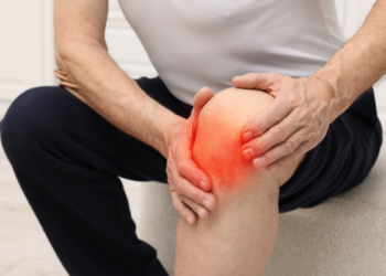 Dor no joelho afeta cada vez mais praticantes de atividades físicas. Especialistas alertam para excesso de carga, sinais de desgaste e importância da prevenção.