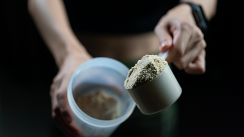 SBP alerta para uso de whey protein e creatina por adolescentes sem orientação médica. Especialistas destacam riscos e reforçam alimentação equilibrada.