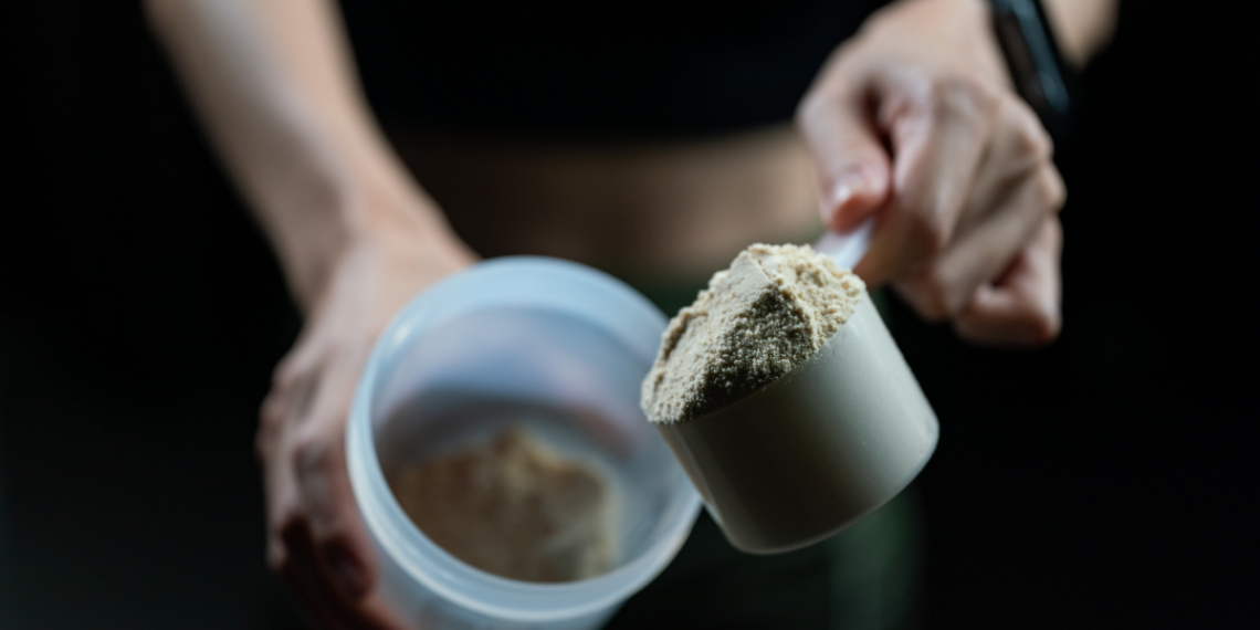 SBP alerta para uso de whey protein e creatina por adolescentes sem orientação médica. Especialistas destacam riscos e reforçam alimentação equilibrada.