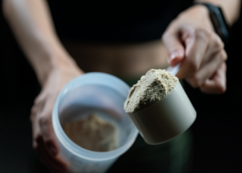 SBP alerta para uso de whey protein e creatina por adolescentes sem orientação médica. Especialistas destacam riscos e reforçam alimentação equilibrada.