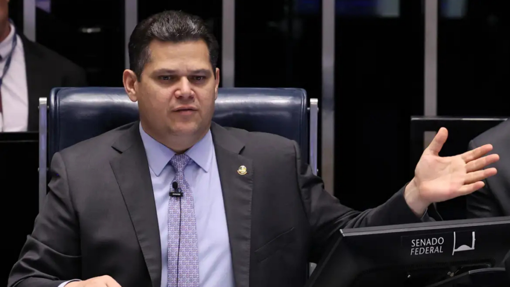 O Congresso Nacional promulgou a Lei da Dosimetria após silêncio do Executivo. Norma muda cálculo de penas em crimes contra o Estado Democrático de Direito.