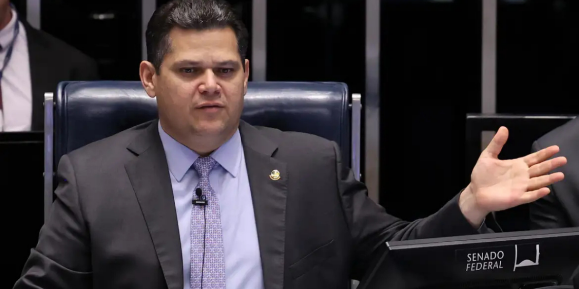 O Congresso Nacional promulgou a Lei da Dosimetria após silêncio do Executivo. Norma muda cálculo de penas em crimes contra o Estado Democrático de Direito.