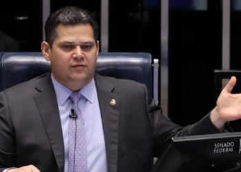 O Congresso Nacional promulgou a Lei da Dosimetria após silêncio do Executivo. Norma muda cálculo de penas em crimes contra o Estado Democrático de Direito.