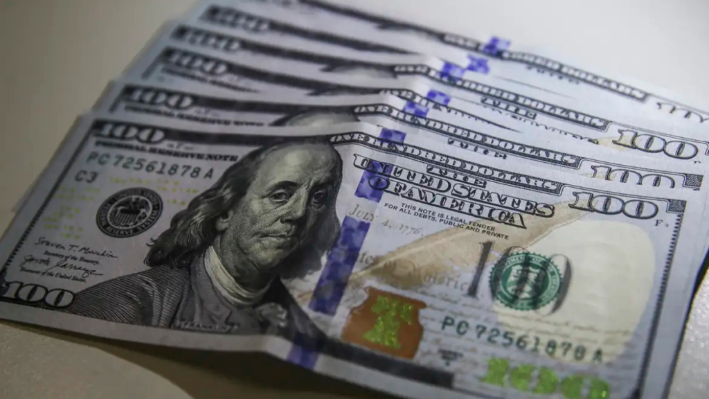 O dólar fechou abaixo de R$ 4,90 pela primeira vez desde 2024 e a Bolsa brasileira subiu nesta sexta (8), impulsionadas por dados dos EUA e menor tensão global.