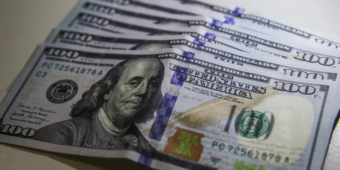O dólar fechou abaixo de R$ 4,90 pela primeira vez desde 2024 e a Bolsa brasileira subiu nesta sexta (8), impulsionadas por dados dos EUA e menor tensão global.