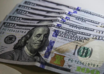 O dólar fechou abaixo de R$ 4,90 pela primeira vez desde 2024 e a Bolsa brasileira subiu nesta sexta (8), impulsionadas por dados dos EUA e menor tensão global.