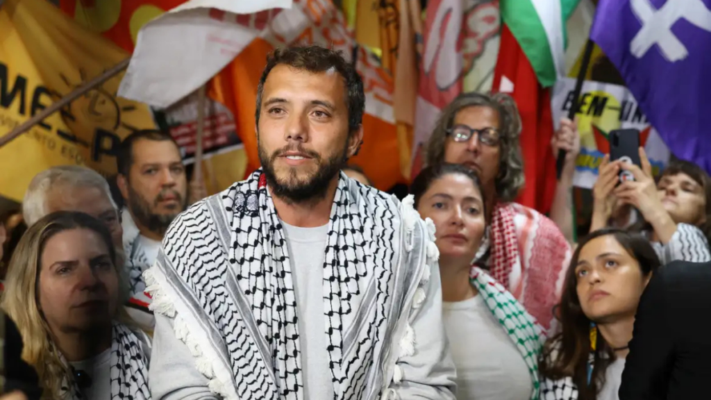 Israel anunciou a possível deportação do ativista brasileiro Thiago Ávila, detido após missão humanitária rumo à Faixa de Gaza. Caso gerou repercussão internacional e reação do governo brasileiro.