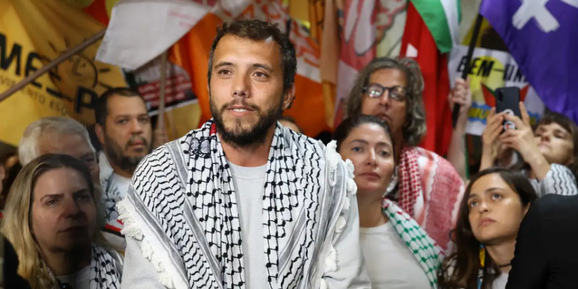 Israel anunciou a possível deportação do ativista brasileiro Thiago Ávila, detido após missão humanitária rumo à Faixa de Gaza. Caso gerou repercussão internacional e reação do governo brasileiro.