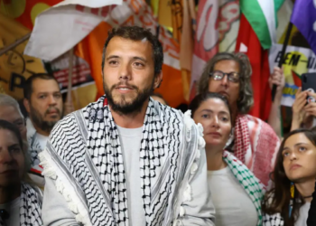 Israel anunciou a possível deportação do ativista brasileiro Thiago Ávila, detido após missão humanitária rumo à Faixa de Gaza. Caso gerou repercussão internacional e reação do governo brasileiro.