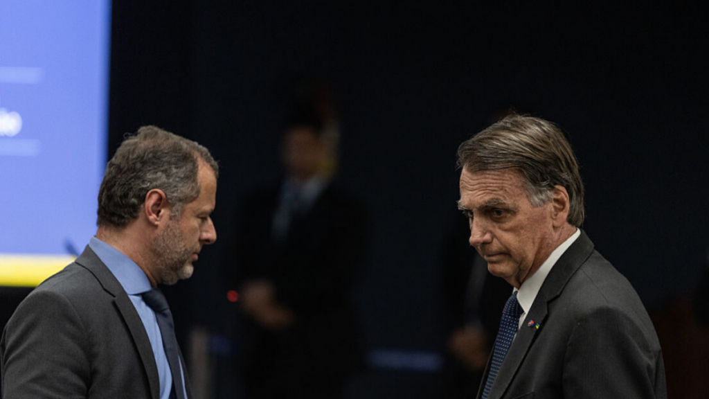 A defesa de Jair Bolsonaro apresentou ao STF pedido de revisão criminal para tentar anular condenação de 27 anos e 3 meses no caso da trama golpista.