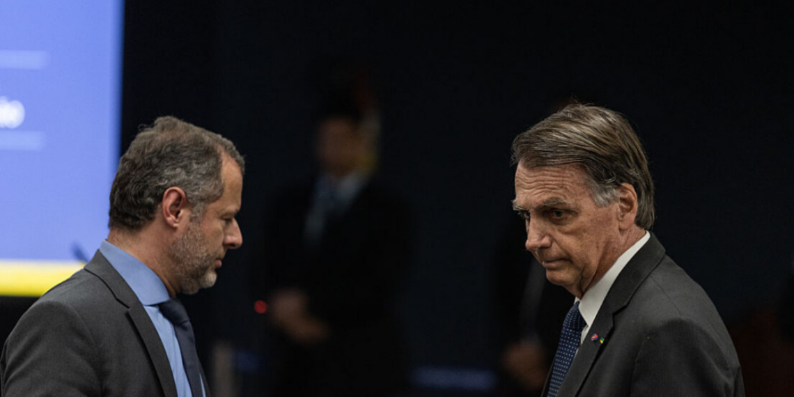 A defesa de Jair Bolsonaro apresentou ao STF pedido de revisão criminal para tentar anular condenação de 27 anos e 3 meses no caso da trama golpista.