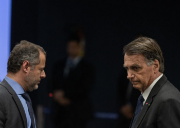 A defesa de Jair Bolsonaro apresentou ao STF pedido de revisão criminal para tentar anular condenação de 27 anos e 3 meses no caso da trama golpista.