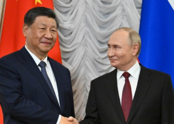 Vladimir Putin afirmou que Rússia e China avançaram nas negociações para ampliar cooperação em petróleo e gás, fortalecendo parceria estratégica.