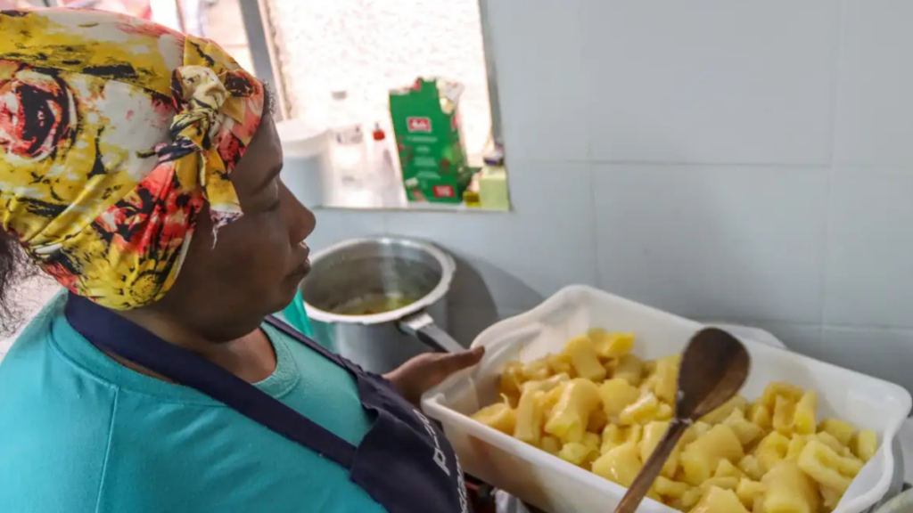 Governo federal vai capacitar cerca de mil cozinheiras de cozinhas solidárias até 2027 com foco em segurança alimentar, nutrição e combate à fome.