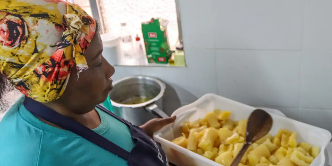 Governo federal vai capacitar cerca de mil cozinheiras de cozinhas solidárias até 2027 com foco em segurança alimentar, nutrição e combate à fome.