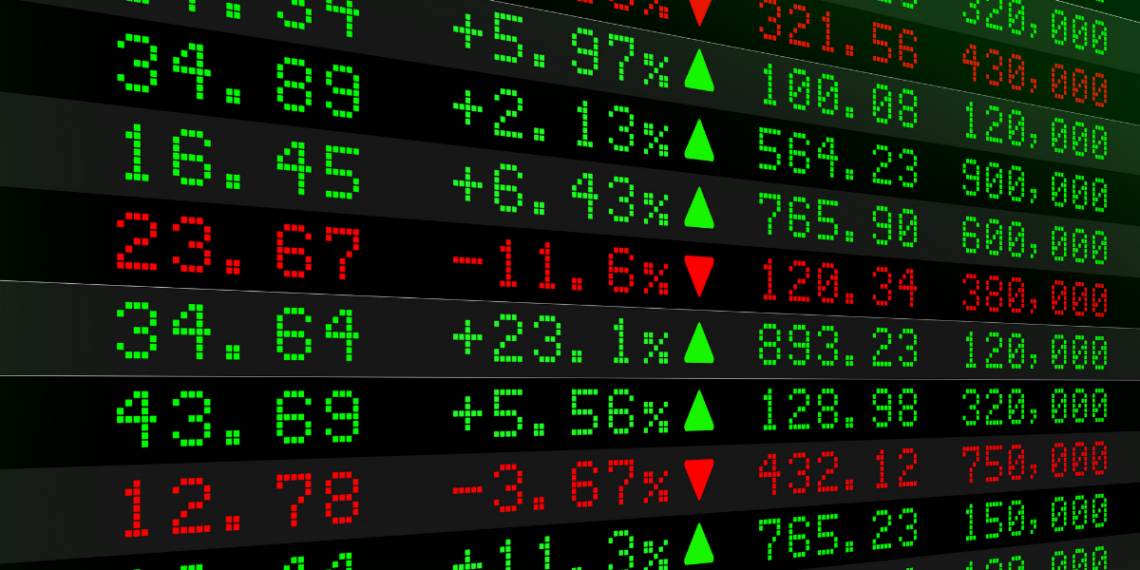 Mercados financeiros no Brasil fecham em queda com Ibovespa em baixa e dólar estável, influenciados por tensões entre EUA e Irã e alta do petróleo.