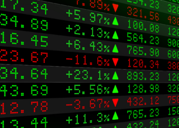Mercados financeiros no Brasil fecham em queda com Ibovespa em baixa e dólar estável, influenciados por tensões entre EUA e Irã e alta do petróleo.