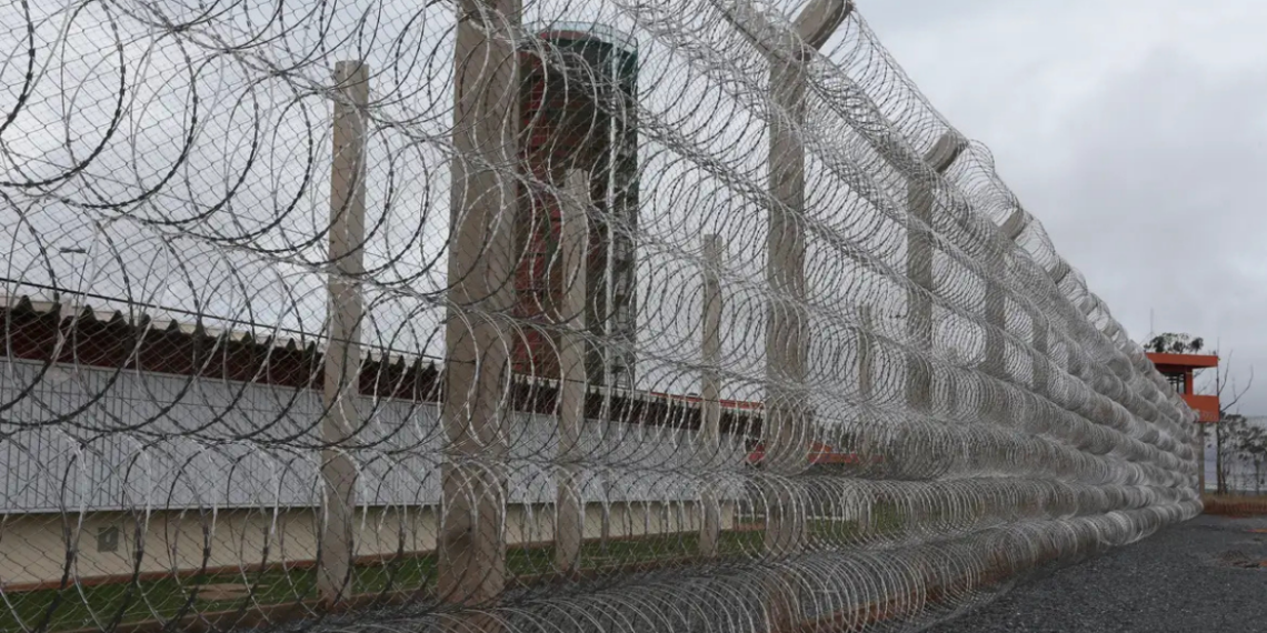 Lula sanciona lei que endurece regime para condenados por crimes contra agentes de segurança, com uso de presídios federais e regime disciplinar diferenciado.