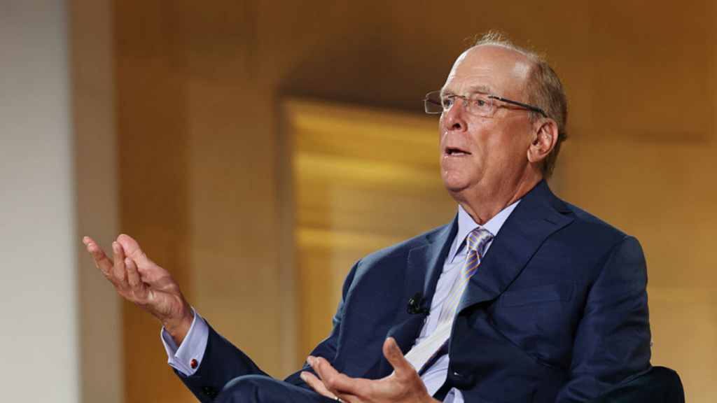CEO da BlackRock, Larry Fink, elogia o Pix e afirma que sistema brasileiro de pagamentos é referência global em inovação financeira e digitalização da economia.