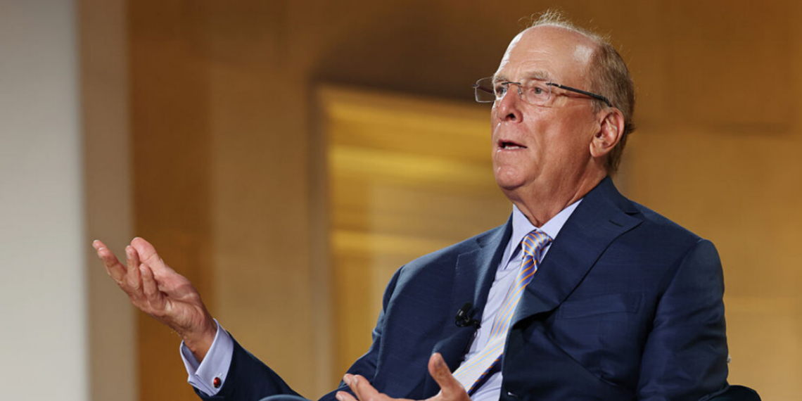 CEO da BlackRock, Larry Fink, elogia o Pix e afirma que sistema brasileiro de pagamentos é referência global em inovação financeira e digitalização da economia.