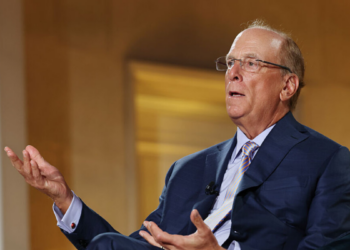 CEO da BlackRock, Larry Fink, elogia o Pix e afirma que sistema brasileiro de pagamentos é referência global em inovação financeira e digitalização da economia.