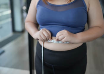 Estudo global aponta que a obesidade ultrapassou a hipertensão como principal fator de risco à saúde no Brasil, segundo análise publicada na The Lancet Regional Health.