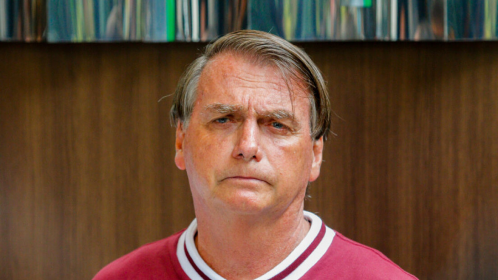 Laudo médico enviado ao STF indica instabilidade no equilíbrio e soluços frequentes em Jair Bolsonaro, que segue em prisão domiciliar após condenação.