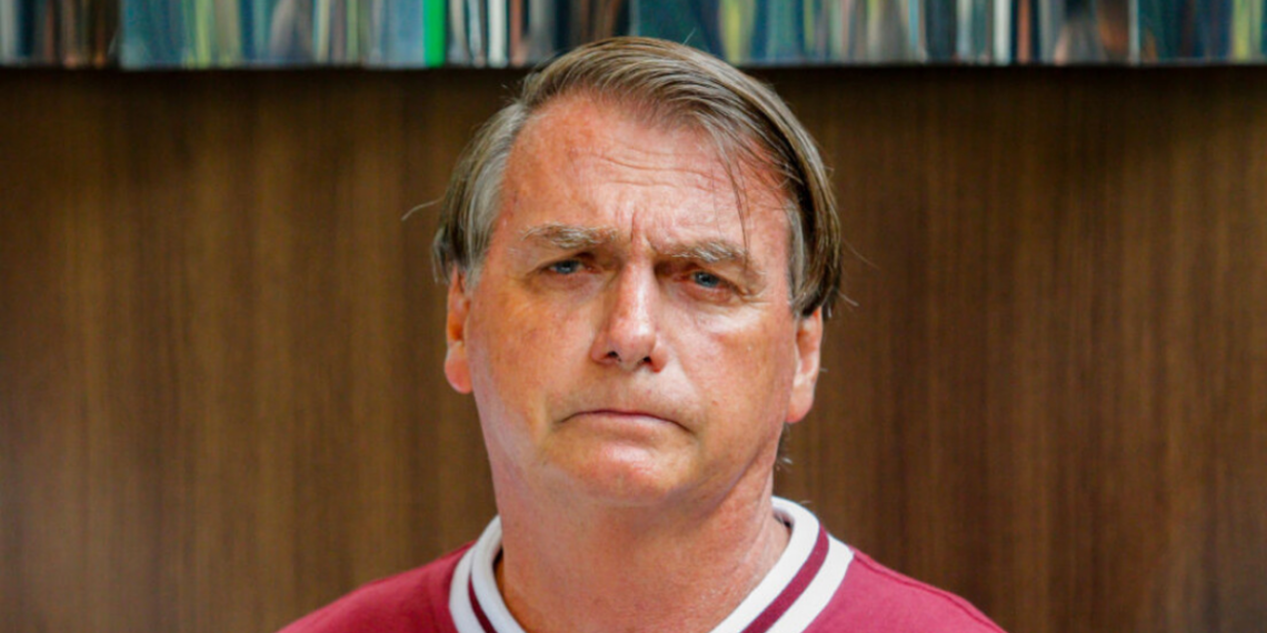 Laudo médico enviado ao STF indica instabilidade no equilíbrio e soluços frequentes em Jair Bolsonaro, que segue em prisão domiciliar após condenação.