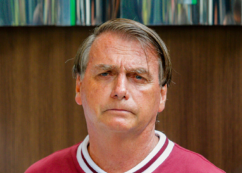 Laudo médico enviado ao STF indica instabilidade no equilíbrio e soluços frequentes em Jair Bolsonaro, que segue em prisão domiciliar após condenação.
